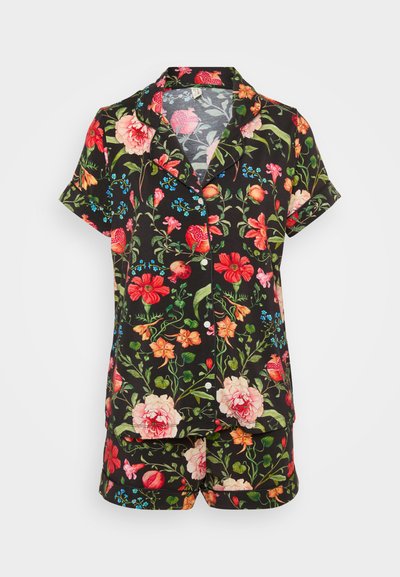 Conjunto de pijama com estampa floral, apresentando uma blusa de botões de mangas curtas e calções a condizer. Tecido preto com flores vibrantes em rosa, vermelho e azul.