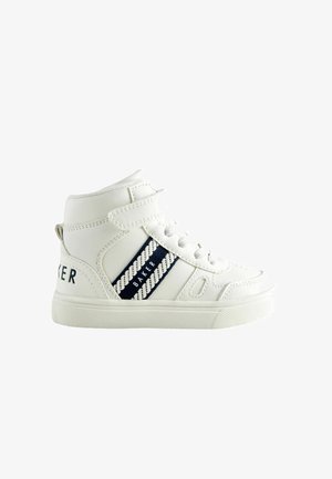 Białe sneakersy typu high-top z granatowym paskiem i logo "BAKER". Posiadają gładki materiał syntetyczny, sznurowany przód oraz pasek na rzep.