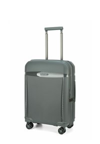 Grijze harde koffer met een telescopische handgreep, vier wielen en een gladde textuur, voorzien van een logo en een zijrits.