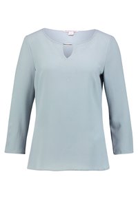 Světle modrá blůza s kulatým výstřihem a malým detailem v podobě klíčové dírky. Má tříčtvrteční rukávy a hladký povrch.