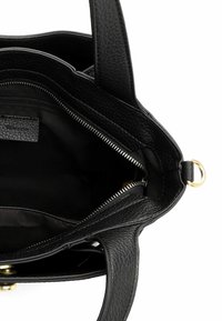 Černá kožená kabelka s texturovaným povrchem, zipovým zavíráním a zlatými kovovými doplňky. Nabízí prostorný vnitřek a dvě pevné úchyty.