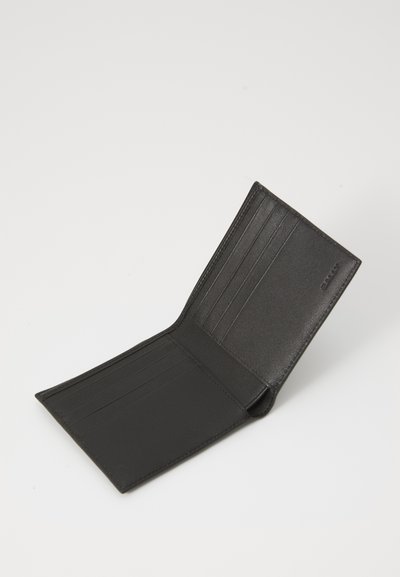 Svart lærpung, åpen, med flere kortlommer og en jevn tekstur. Minimalistisk design med rene linjer og uten synlig maskinvare.