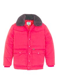 Roze pufferjack met een grijze bontkraag, voorzien van drukknoopsluiting, twee voorzakken en een gewatteerd ontwerp. Wrangler-logo op de zak.