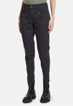Pantalons en mélange de coton gris foncé avec une coupe fuselée, dotés d'une fermeture à double bouton, de poches avant et d'un détail de couture le long des jambes.