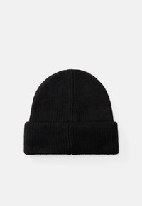 Berretto in maglia nero con texture a costine e risvolto. Il tessuto sembra morbido e caldo, progettato per essere indossato in clima freddo.