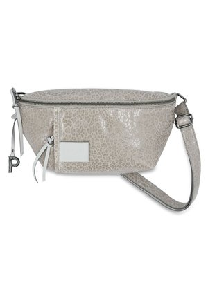 Sac bandoulière en cuir imprimé léopard gris clair avec une fermeture éclair à l'avant, une bandoulière réglable, et un petit charm en forme de lettre "P" sur la tirette de la fermeture éclair.