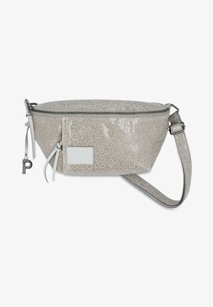 Sac bandoulière en cuir imprimé léopard gris clair avec une fermeture éclair à l'avant, une bandoulière réglable, et un petit charm en forme de lettre "P" sur la tirette de la fermeture éclair.