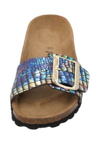 Sandalo a fascia con una cintura in fantasia serpente finta multicolore e iridescente, fibbia argento, soletta in suede color tan e suola nera testurizzata.