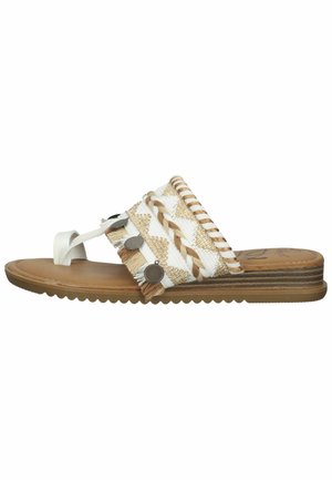 Flad brun sandal med hvid og tan fletstribe, tå-loop, frynser og små sølvdekorerede skiver på en tekstureret sål.