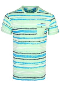 Camiseta de manga corta en verde claro, con Rayas horizontales en azul, marino y blanco. Incluye un bolsillo en el pecho y patrones sutiles.