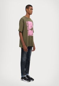 Versace Jeans Couture SWAN LOGO  - T-shirt print - olive