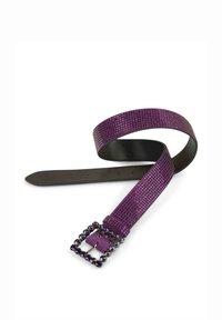 Cinturón de cuero perforado en color púrpura con un reverso negro, que presenta una hebilla con acento de strass. El diseño es elegante y moderno.