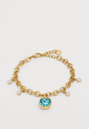 Złoty bransoletka łańcuszkowa z dużym kwadratowym turkusowym centrum i trzema małymi przezroczystymi kryształkami, zapinana na karabińczyk.