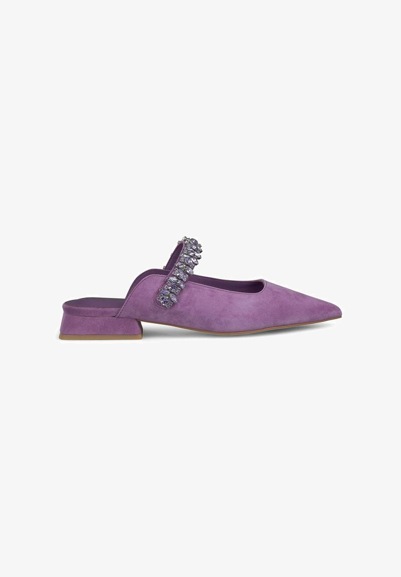 Scarpa in suede viola con punta affusolata, tacco basso a blocco e una cintura decorativa con strass. Finitura liscia, design elegante.