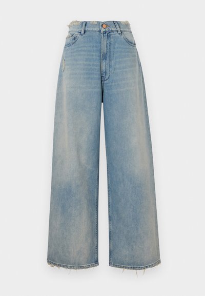 Jeans din denim de un albastru deschis, cu croi larg, având un tiv desfăcut, cinci buzunare și închidere cu buton. Prezintă ușoare deteriorări pe față.