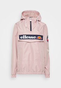 Chaqueta ligera de color rosa con capucha, cierre de media cremallera en la parte delantera, un gran logo en color navy en el pecho, puños elásticos y una solapa de bolsillo.