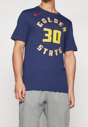 T-shirt en coton bleu marine à manches courtes, avec le numéro "30" en jaune et le texte "GOLDEN STATE", ainsi qu'un logo Nike rouge sur l'épaule gauche.