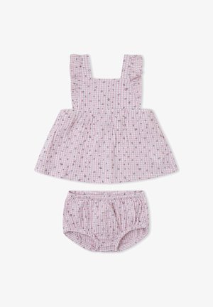 Vestido de niño pequeño a cuadros rosas y blancos con tirantes con volantes y bombachos a juego, ambos con pequeños estampados florales.