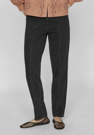Jeans de denim negro con un diseño de pierna recta, que presentan costuras frontales y una textura suave. Combinados con planos de malla negros.
