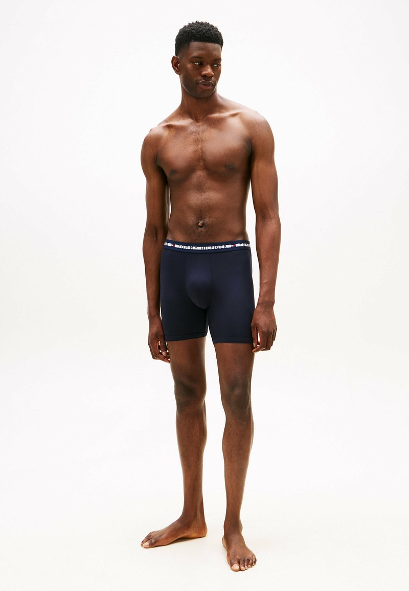 Boxer-briefs navy en tissu extensible, dotés d'une ceinture contrastante avec logo. Design ajusté avec une longueur mi-cuisse.