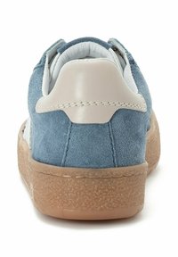 Blå ruskinds sneakers med en beige læder hælflap og tekstureret brun gummisål; har polstring omkring anklen for komfort.