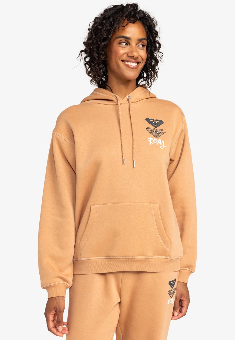 Khaki Kapuzenpullover mit Fronttasche, der grafische Designs auf der Brust aufweist. Weicher Stoff und gerippte Bündchen runden den lässigen Schnitt ab.