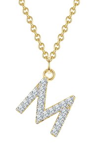 Arany láncnyaklánc, csillogó "M" medállal, amelyet tiszta rhinestones díszítenek, geometrikus formavilággal és fényes felülettel.