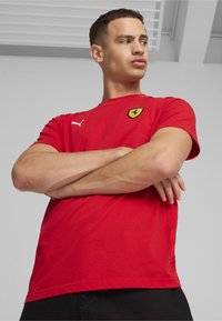 Puma SCUDERIA FERRARI RACE COLOUR SHIELD - Apdrukāts T-krekls - rosso corsa