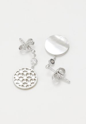 Silberne Ohrstecker mit runden Anhängern; einer hat ein ausgeschnittenes Blattmuster, der andere eine glatte reflektierende Scheibe und einen kleinen klaren Stein.