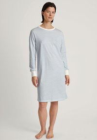 Abito da notte a righe bianco e blu, maniche lunghe, collo rotondo, tessuto leggero, texture morbida, con polsini a contrasto.