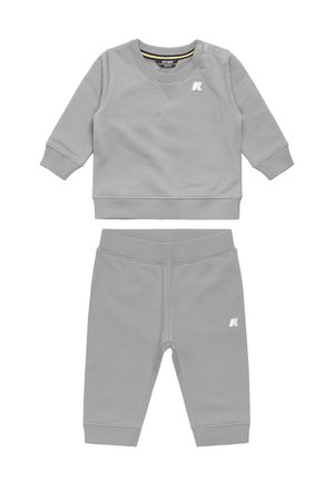 Completo grigio per bambini con felpa a maniche lunghe e pantaloni coordinati con polsini a coste e loghi del marchio sul petto e sulla gamba.
