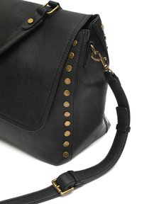 Sac à main en cuir noir avec une finition texturée, présentant des clous dorés sur le côtés et une bandoulière en cuir avec une boucle réglable.