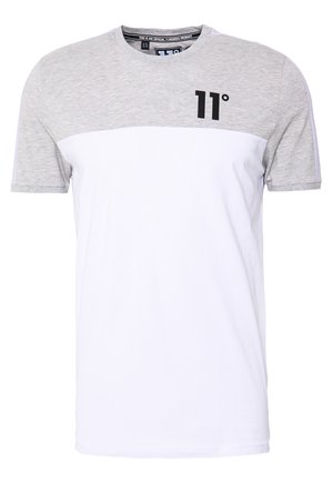 Camiseta de manga corta con sección superior gris y sección inferior blanca, fabricada con tela suave. Presenta un logo negro de "11°" en el pecho.