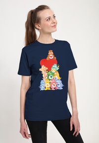 Námořnická modrá tričko s barevnou řadou kreslených medvědů a designem červeného srdce na hladké bavlněné tkanině.