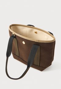 Hnědá filcová taška s světle béžovým interiérem, vybavená dvěma tmavými uchy a zlatým zacvakávacím uzávěrem. Obdélníkový tvar s jemným prošíváním.