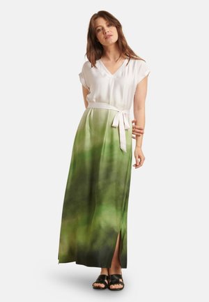 Maxi-jurk met een witte top en een groene gradient rok. Heeft een V-hals, een ceintuur in de taille en een zijsplit. Glad materiaal met een vloeiend ontwerp.