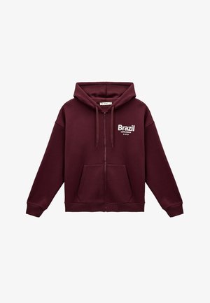 Dieprode zip-up hoodie met een voorkantzak, een capuchon met trekkoord en een witte "Brazil Copacabana" print op de linkerborst. Zachte stoftextuur.