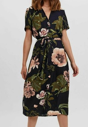 Czarna sukienka midi z różowo-zielonym kwiatowym nadrukiem, krótkimi rękawami, dekoltem w serek, zapinana na guziki z przodu i przewiązanym paskiem w talii.