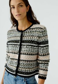 Gebreide cardigan met meerkleurige patronen in roze, groen, zwart en wit, voorzien van parelaccenten, ronde halslijn en knoopsluitingen.