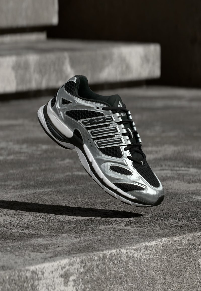 adidas Originals ADISTAR core black/silver-coloured metallic/footwear white/black