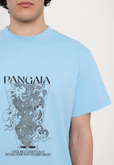T-shirt en coton bleu clair avec un design graphique noir d'octopuses et d'étoiles. Le texte indique "PANGAEA" et des détails sur de nouvelles espèces d'octopuses.