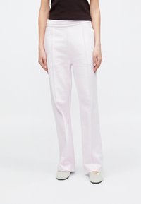 Ροζ ανοιχτό φόρμα με ελαστική μέση και πλευρικές ραφές, με ευθεία γραμμή στο πόδι και απαλό βαμβακερό ύφασμα.