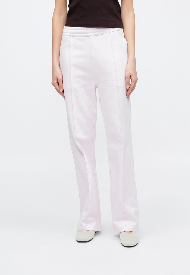 Ροζ ανοιχτό φόρμα με ελαστική μέση και πλευρικές ραφές, με ευθεία γραμμή στο πόδι και απαλό βαμβακερό ύφασμα.