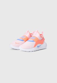 Sneakers in rete rosa con accenti arancioni e blu, dotate di design slip-on e una robusta suola bianca. Dettaglio del logo sul lato.