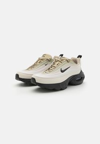 Nike tenisice s gornjim dijelom od kremastog i maslinastog mrežastog materijala, crnim naglascima i istaknutom zračnoj amortizaciji u potplatu za udobnost i podršku.