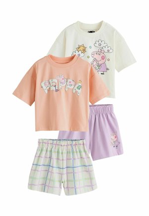 Dve súpravy detských pyžám s motívmi Peppa Pig; jedno broskyňové tričko s menom postavy, jedno krémové tričko s Peppou a oblakmi, v páse s kockovanými a fialovými šortkami.