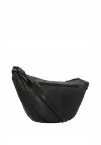 Borsa a spalla in pelle nera con forma curva, dotata di tasca frontale con zip e tracolla regolabile. Texture liscia con dettagli di cucitura discreti.