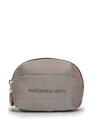 Piccola pochette marrone in tessuto testurizzato con "MANDARINA DUCK" impresso sul davanti e cursore della cerniera sul lato sinistro.