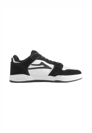 Niedriger schwarz-weißer Skateschuh mit Schnürverschluss und markantem Seitenlogo, von der Außenseite auf weißem Hintergrund gezeigt.
