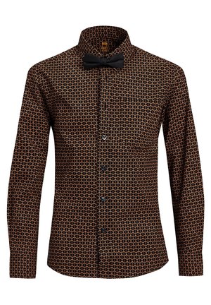 Camisa de manga larga en negro con un patrón geométrico naranja, que cuenta con un cuello puntiagudo, botones y una pajarita negra.